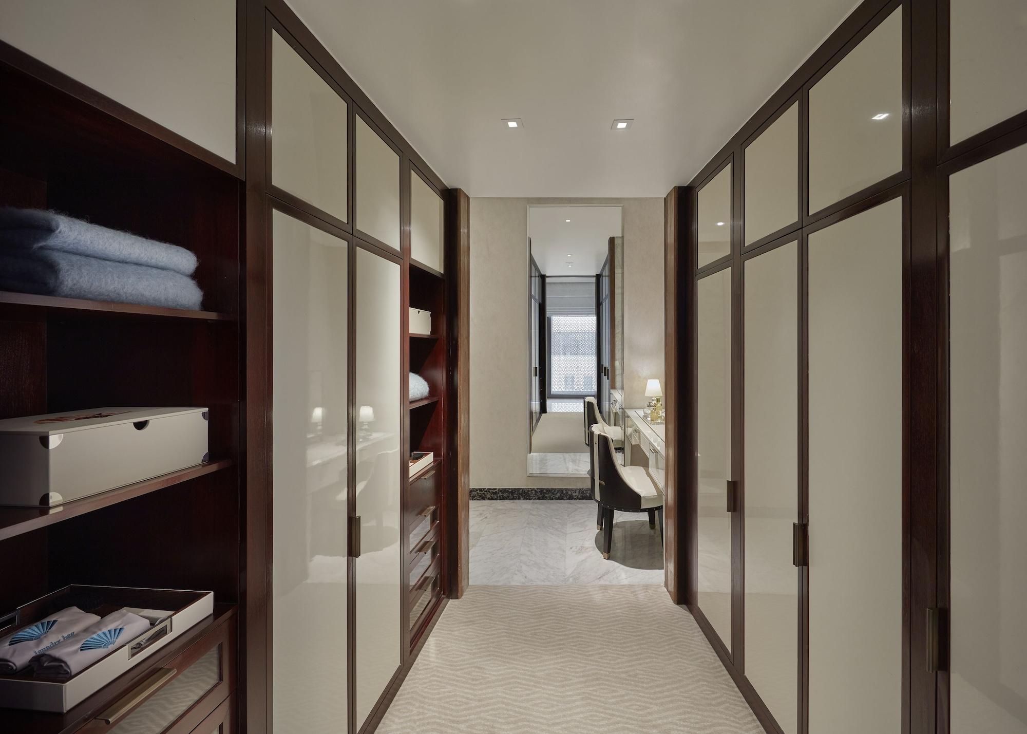 Mandarin Oriental, Doha Hotel Ngoại thất bức ảnh A walk-in closet