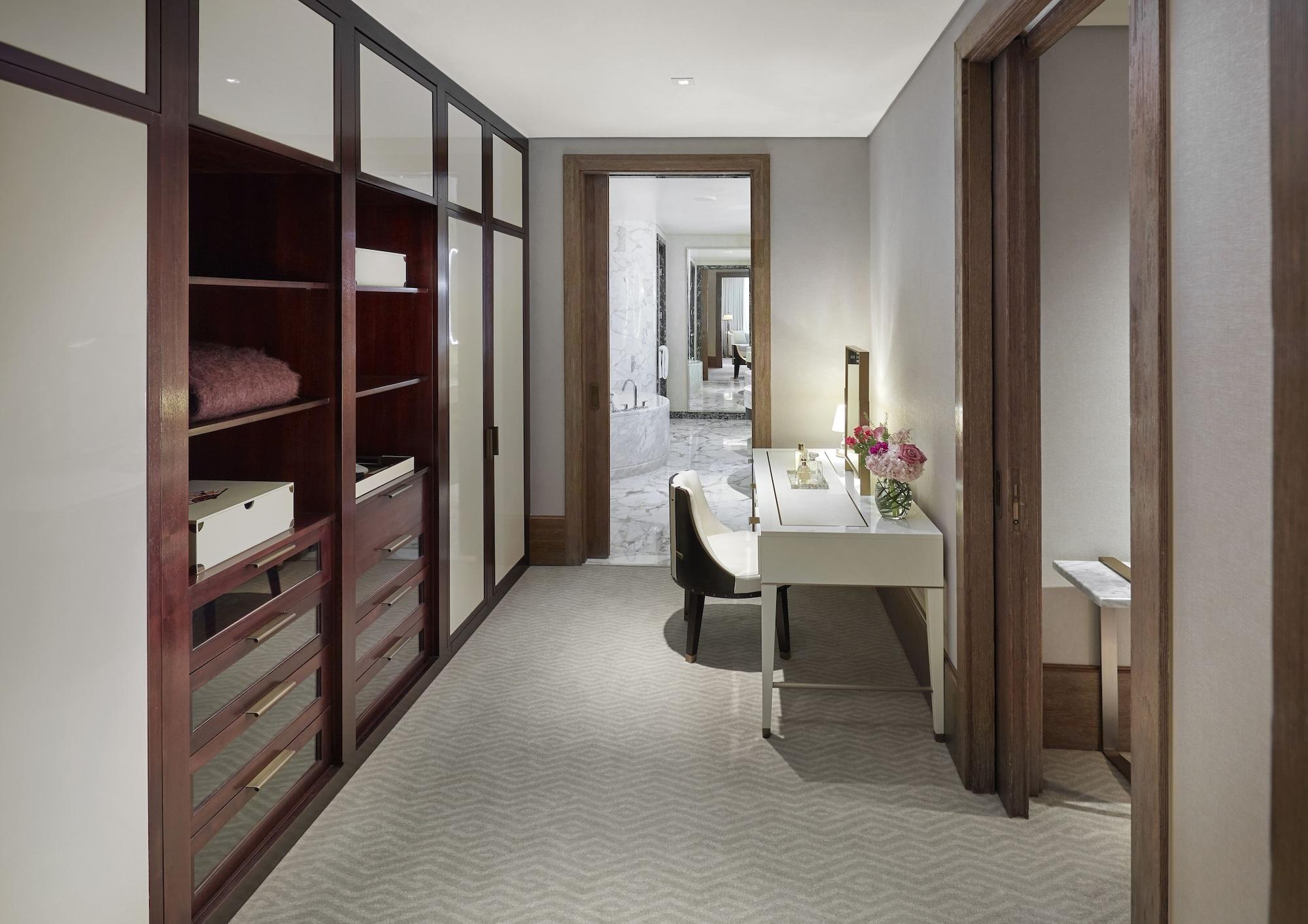 Mandarin Oriental, Doha Hotel Ngoại thất bức ảnh A walk-in closet